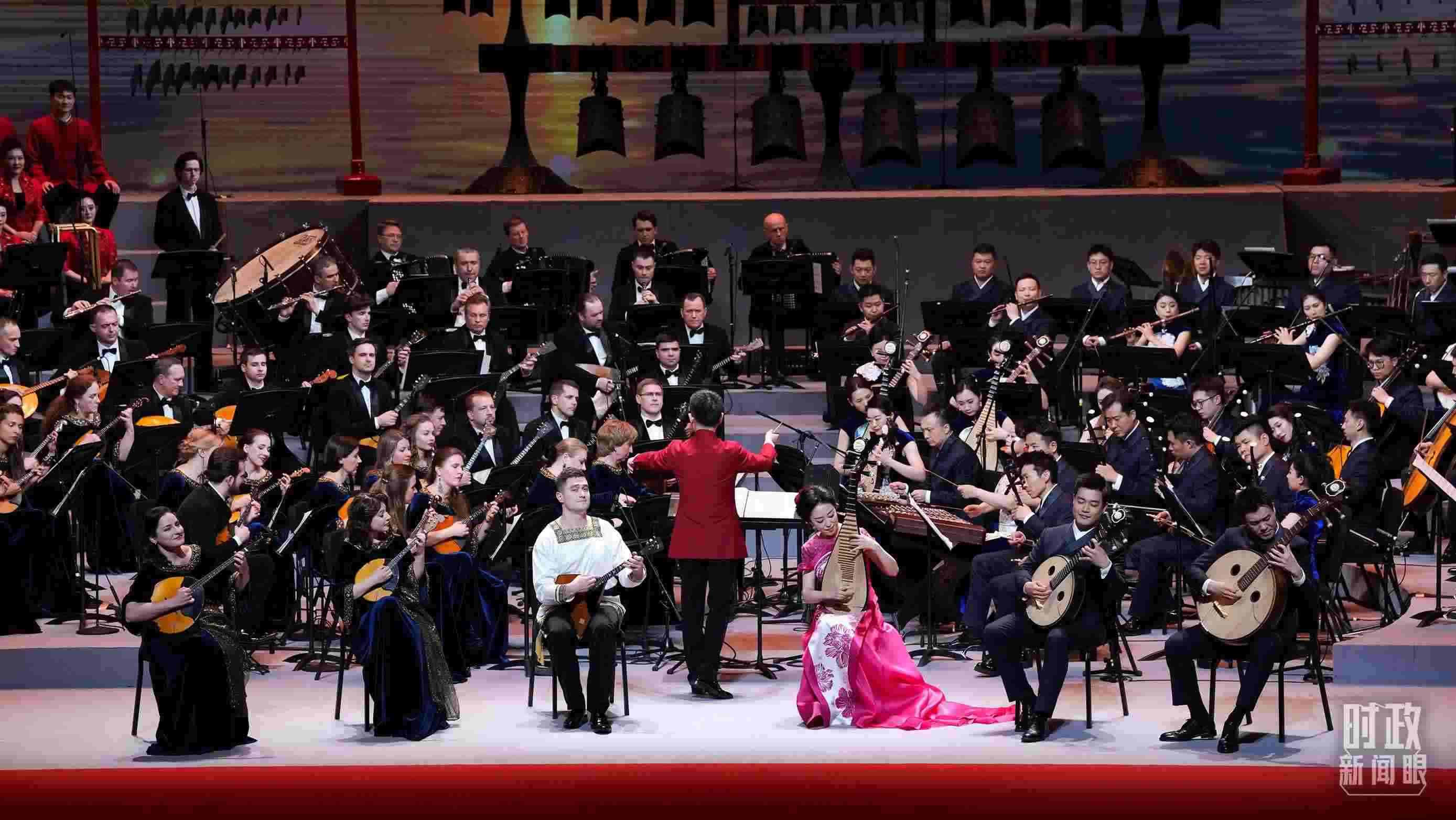 △前來(lái)參加音樂(lè)會(huì)的中俄藝術(shù)家匯聚一堂。（總臺(tái)央視記者李增仁、國(guó)廣記者李晉拍攝）
