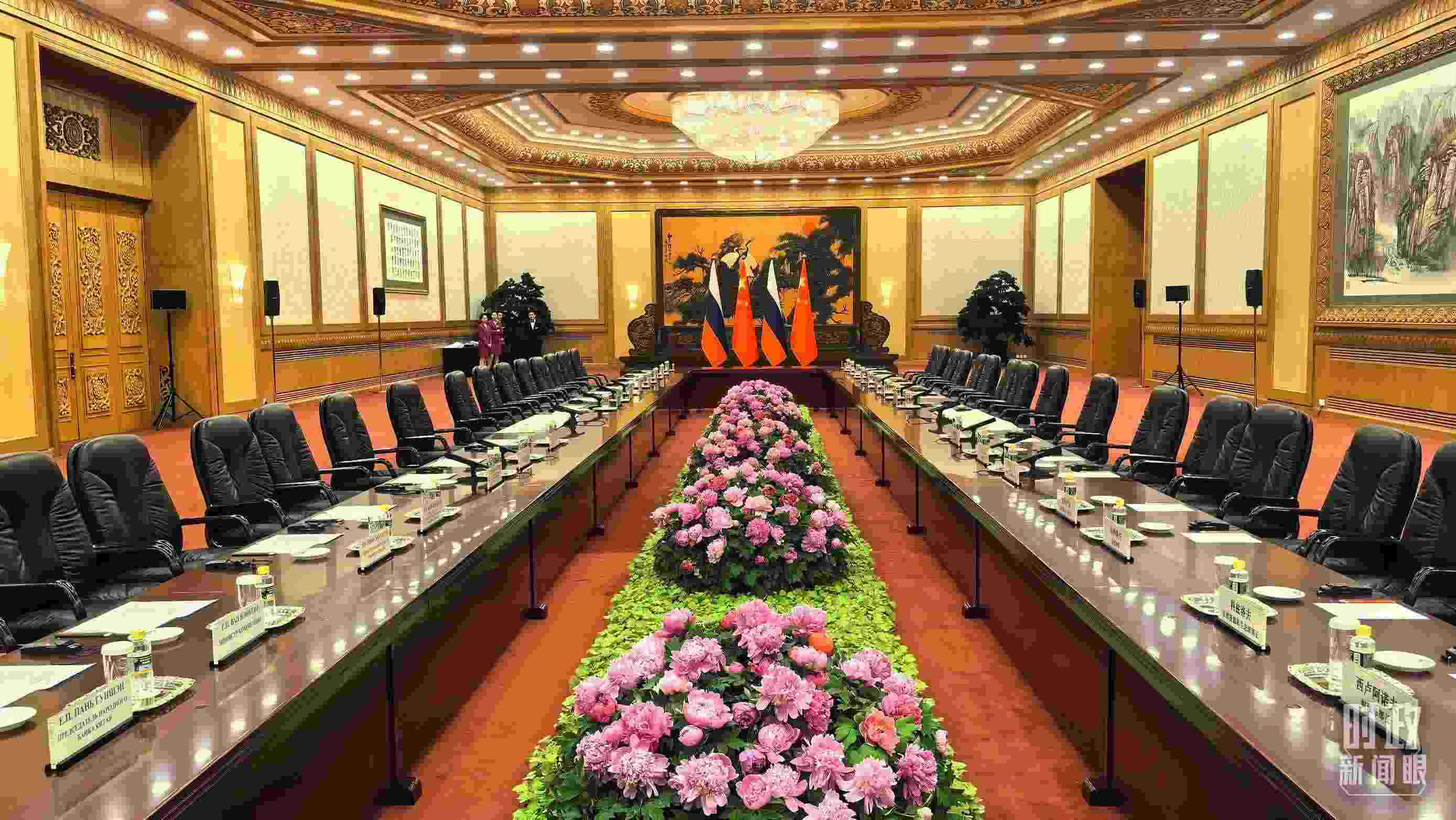 △中俄兩國(guó)元首隨后主持大范圍會(huì)談，這是會(huì)談開(kāi)始前的現(xiàn)場(chǎng)。（總臺(tái)央視記者鄂介甫拍攝）