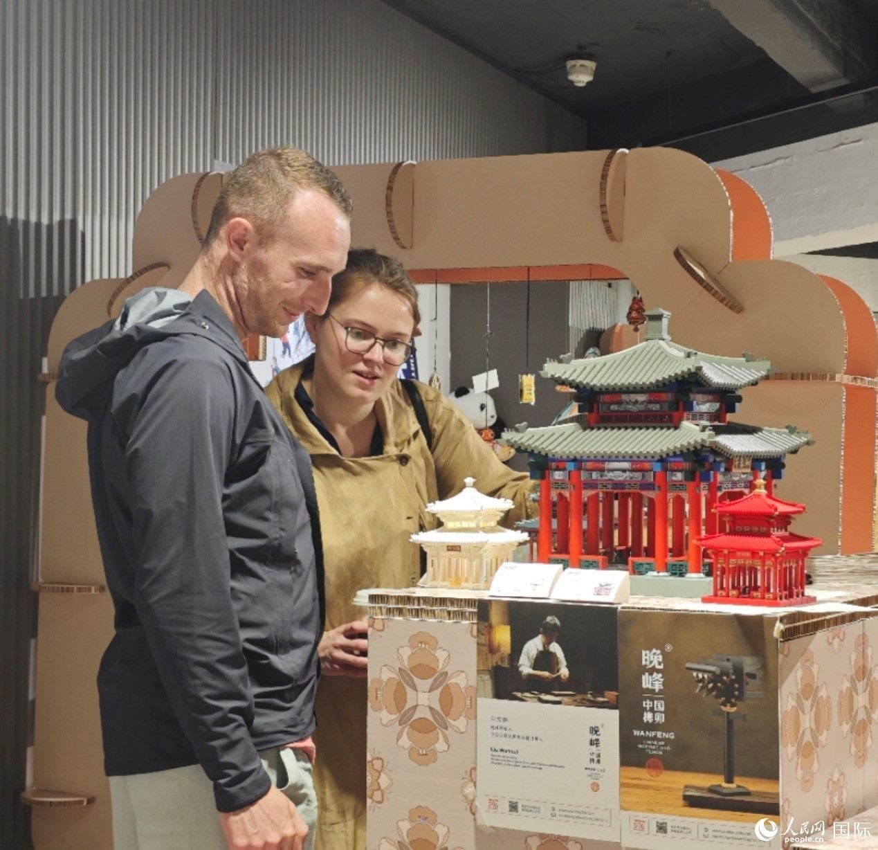 英國(guó)觀眾在欣賞中國(guó)傳統(tǒng)榫卯結(jié)構(gòu)建筑模型。邢雪攝