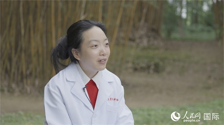 三星堆博物館文物修復(fù)師謝麗接受人民網(wǎng)采訪。人民網(wǎng)記者 張榮攝