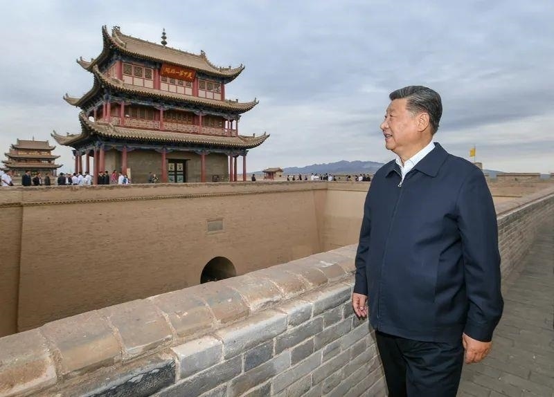 △2019年8月20日，習(xí)近平總書記來到嘉峪關(guān)關(guān)城，登上城樓察看關(guān)城整體面貌，聽取河西走廊長城、關(guān)隘歷史文化情況介紹。