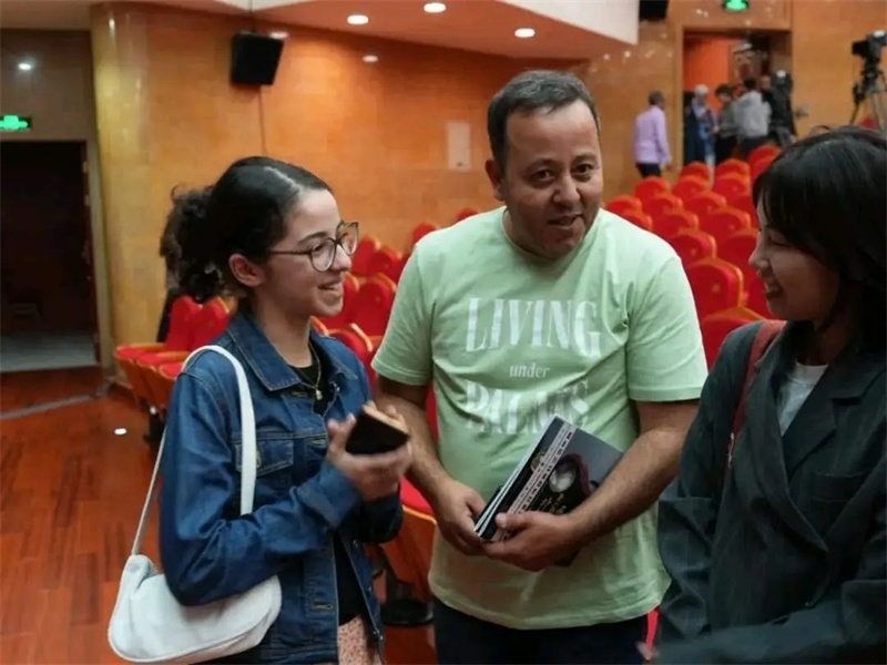 阿爾及利亞市民拉納·艾薩尼和她父親現(xiàn)場(chǎng)聆聽中阿交響樂演出 。蘇州交響樂團(tuán)供圖