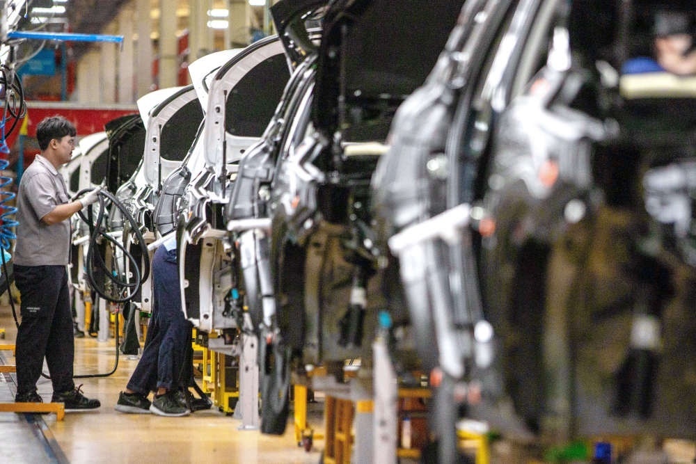 2023年9月7日，在位于泰國春武里府的上汽正大公司汽車工廠，工人在生產(chǎn)車間內(nèi)工作。新華社記者 王騰 攝