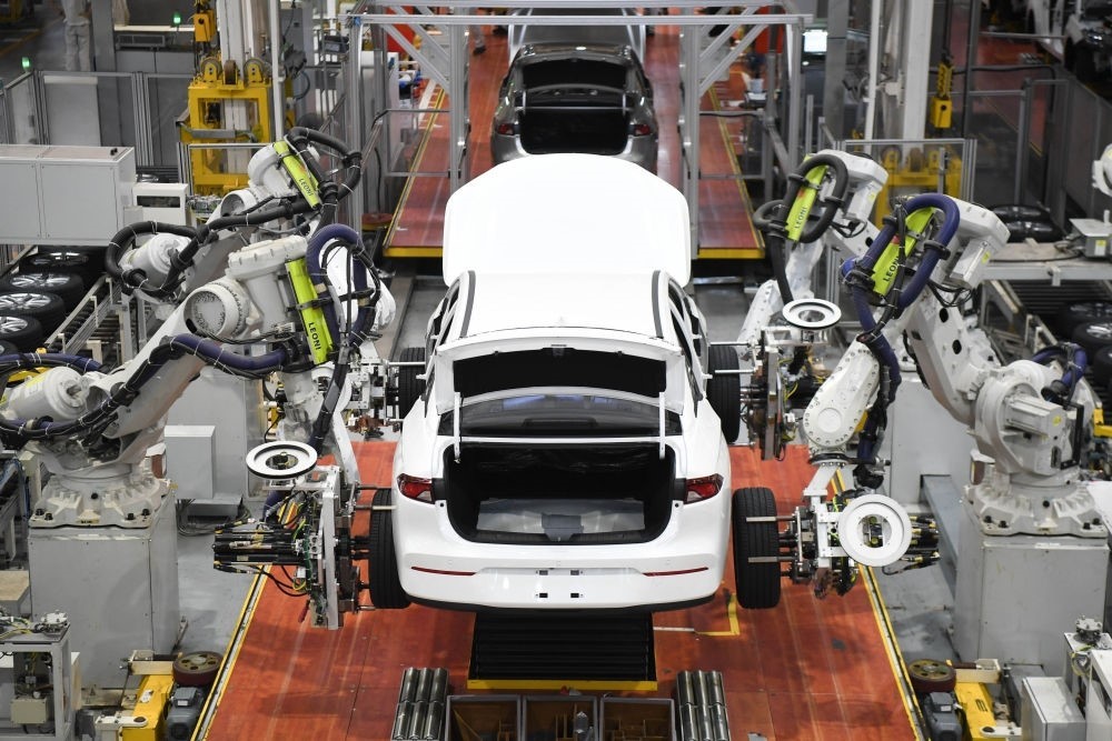 這是2024年4月24日拍攝的廣州廣汽埃安新能源汽車的全自動化輪胎安裝工作站。新華社記者 鄧華 攝