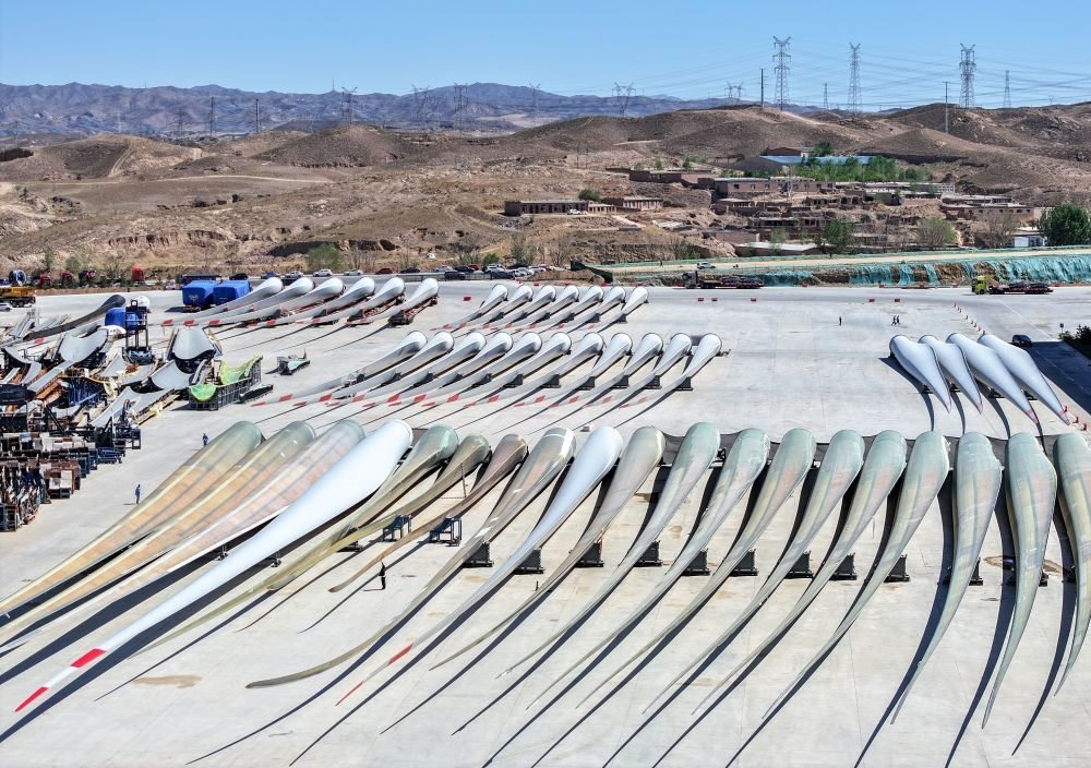 2024年5月11日拍攝的碼放在內(nèi)蒙古包頭市石拐區(qū)一家風(fēng)電設(shè)備制造企業(yè)廠區(qū)內(nèi)的葉片（無人機(jī)照片）。新華社記者 連振 攝