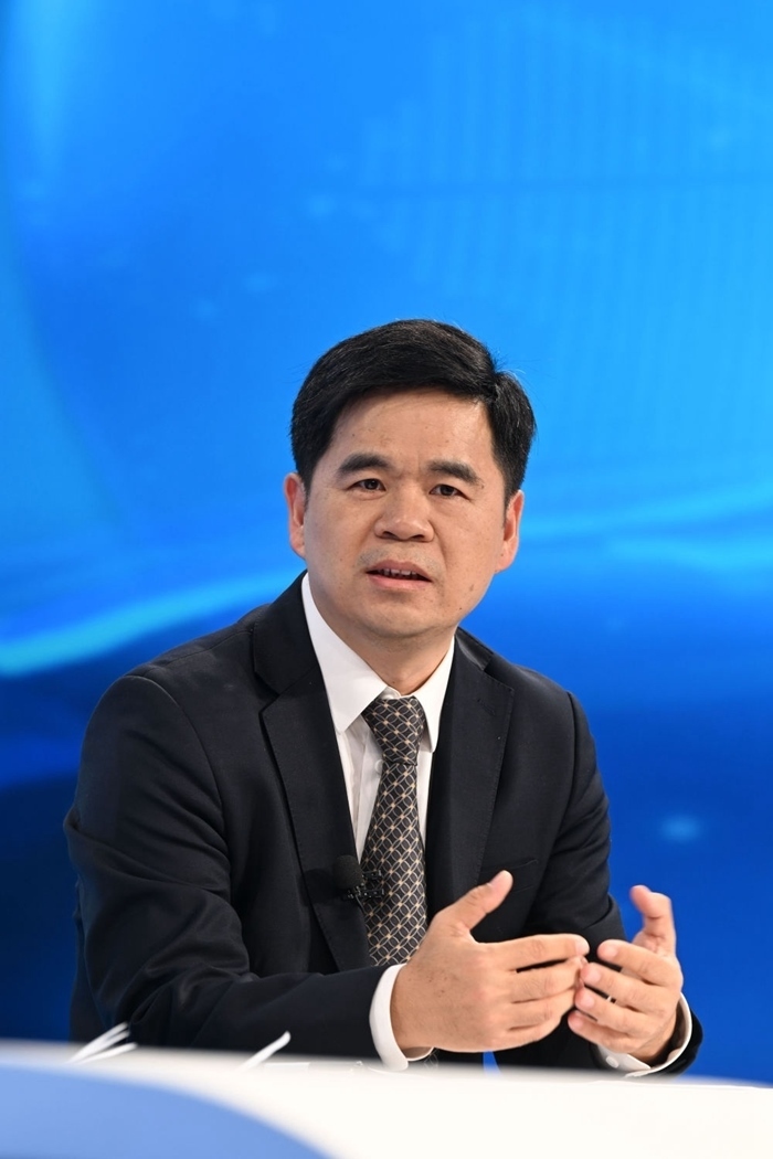 工業(yè)和信息化部運(yùn)行監(jiān)測協(xié)調(diào)局副局長何海林在“中國經(jīng)濟(jì)圓桌會”錄制現(xiàn)場交流發(fā)言。新華社記者 金良快 攝