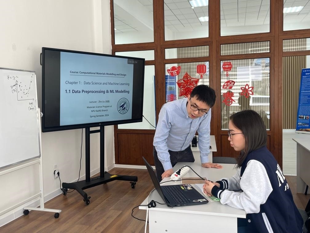 2024年4月，西北工業(yè)大學(xué)材料學(xué)院劉哲教授在西北工業(yè)大學(xué)哈薩克斯坦分校授課。（西北工業(yè)大學(xué)供圖）