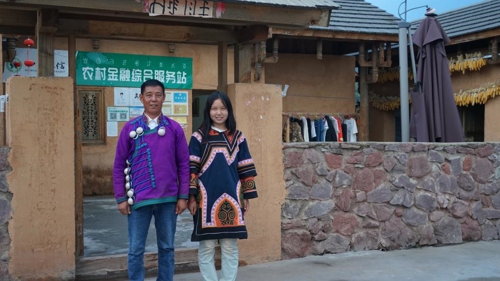 吉好有果和父親吉好也求在三河村新家合影。新華社記者 尹恒 攝