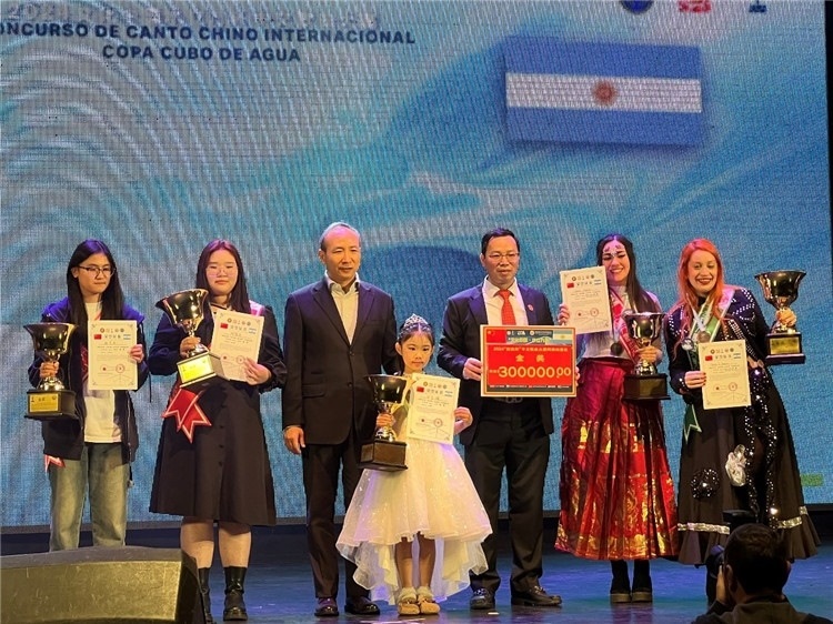 圖為中國駐阿根廷大使王衛(wèi)、阿根廷華文教育基金會會長劉芳勇為五名“金獎”選手頒獎（阿根廷拉普拉塔國立大學(xué)孔子學(xué)院供圖）