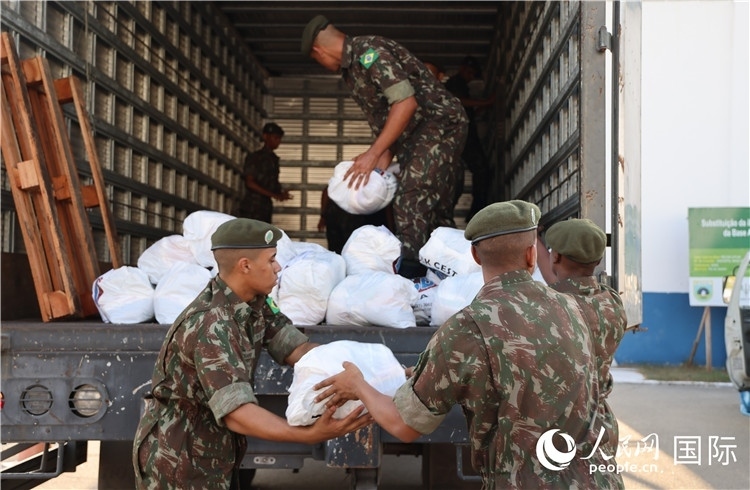 里約加利昂空軍基地，軍人在將捐贈物資裝車。人民網(wǎng)記者 時元皓攝