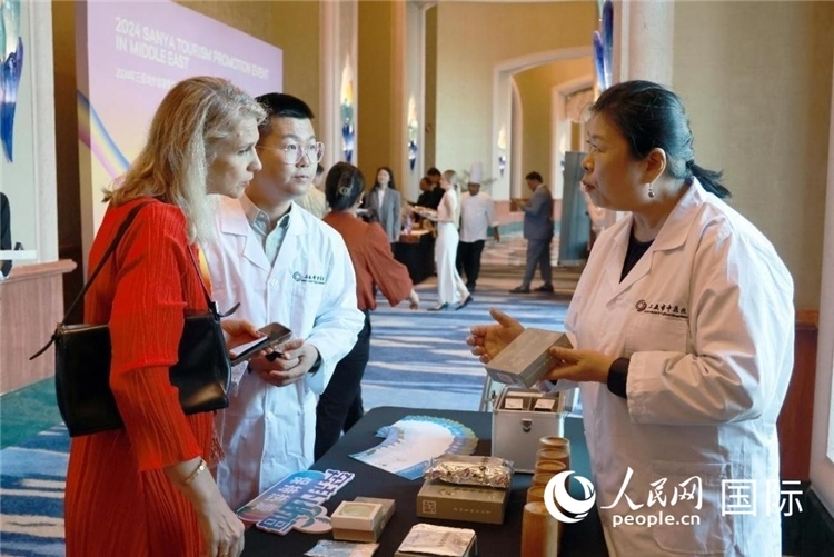 三亞市中醫(yī)院代表向來賓介紹中醫(yī)。人民網(wǎng)記者管克江攝