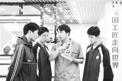 職業(yè)院校教師為數(shù)控技術(shù)應(yīng)用專業(yè)學(xué)生授課。 新華社記者 王全超攝