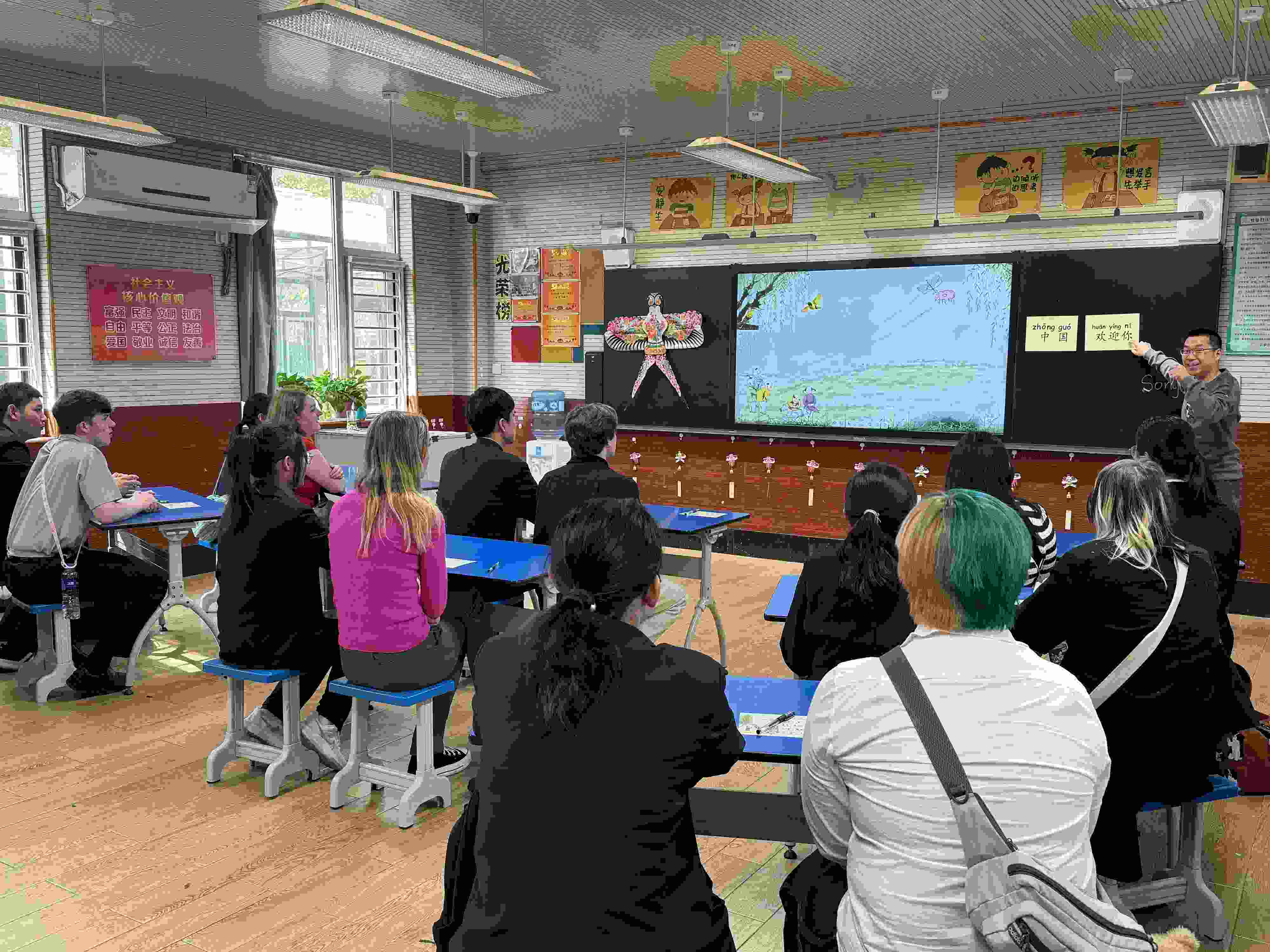 2024年4月20日，美國艾奧瓦州馬斯卡廷高中“友誼傳承”研學(xué)團(tuán)來到石家莊外國語學(xué)校，中美學(xué)生同上一節(jié)中文課。