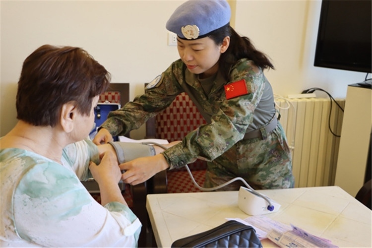 【1】 醫(yī)療分隊(duì)隊(duì)員為當(dāng)?shù)鼗颊邷y(cè)量血壓。曾德樂攝