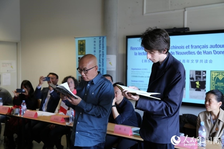 法國學(xué)子與作家韓東共讀小說選段。人民網(wǎng)記者 于超凡攝
