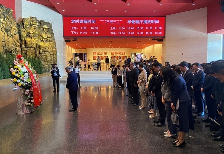 創(chuàng)價(jià)學(xué)會(huì)會(huì)長原田稔及青年代表團(tuán)向中國人民抗日戰(zhàn)爭紀(jì)念館敬獻(xiàn)花籃。中國人民抗日戰(zhàn)爭紀(jì)念館供圖