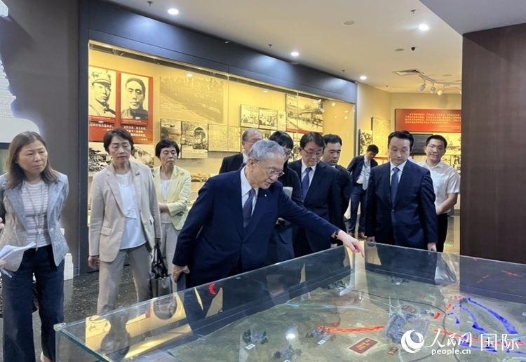 創(chuàng)價(jià)學(xué)會(huì)會(huì)長原田稔（中）與青年代表團(tuán)成員訪問中國人民抗日戰(zhàn)爭紀(jì)念館。人民網(wǎng)記者 陳思攝