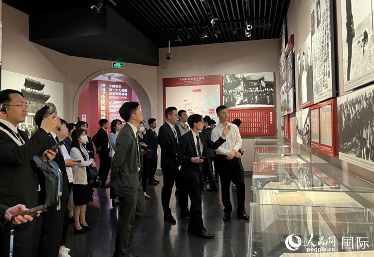 創(chuàng)價(jià)學(xué)會(huì)青年代表團(tuán)成員在中國人民抗日戰(zhàn)爭紀(jì)念館參觀。人民網(wǎng)記者 陳思攝