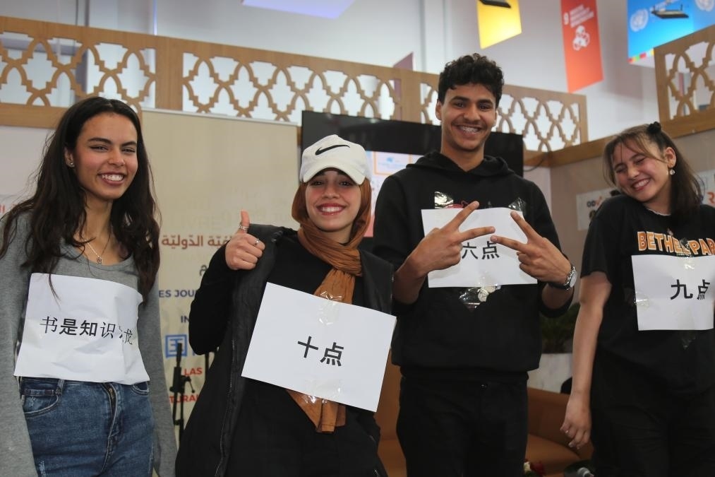 2024年4月24日，突尼斯高中生在首都突尼斯市舉辦的突尼斯國際書展上表演漢語節(jié)目。新華社發(fā)（阿代爾攝）