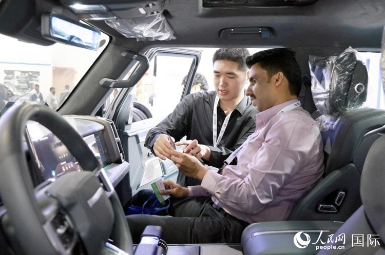 客戶在了解中國產(chǎn)汽車。人民網(wǎng)記者 管克江攝