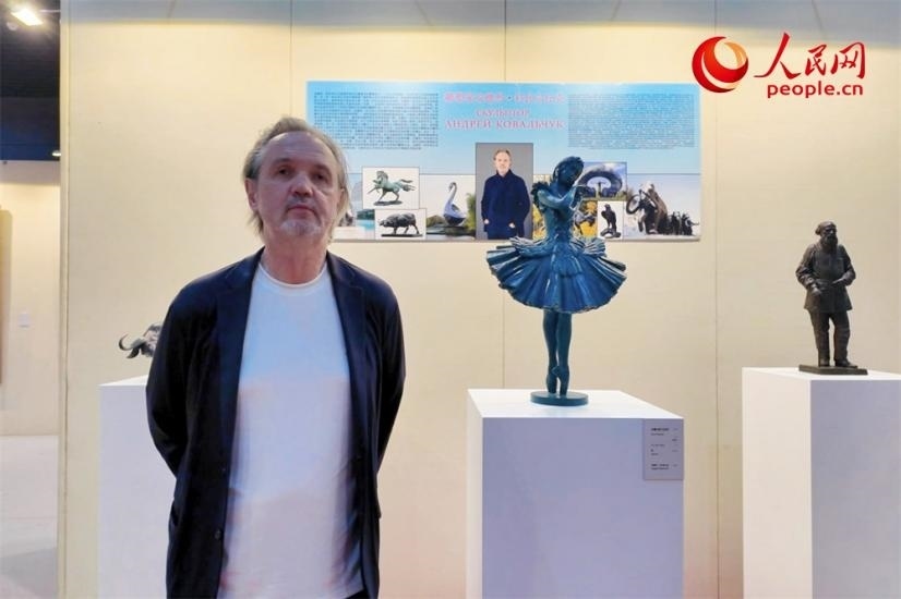 俄羅斯人民藝術家、俄羅斯美協(xié)主席安德烈·科瓦爾丘克正在接受人民網的采訪。人民網記者 劉微攝