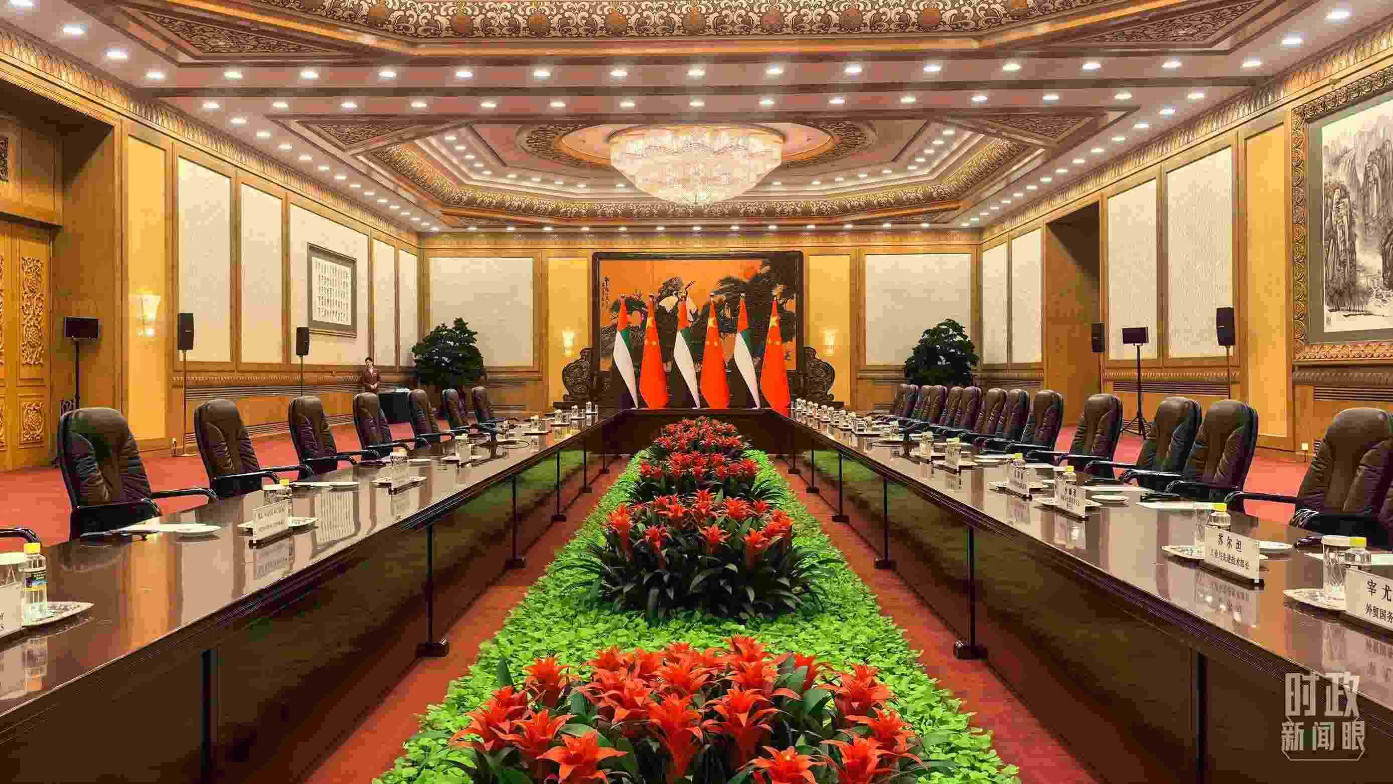 △5月30日下午，習近平主席同阿聯(lián)酋總統(tǒng)穆罕默德會談。這是會談開始前的現(xiàn)場。（總臺央視記者鄂介甫拍攝）