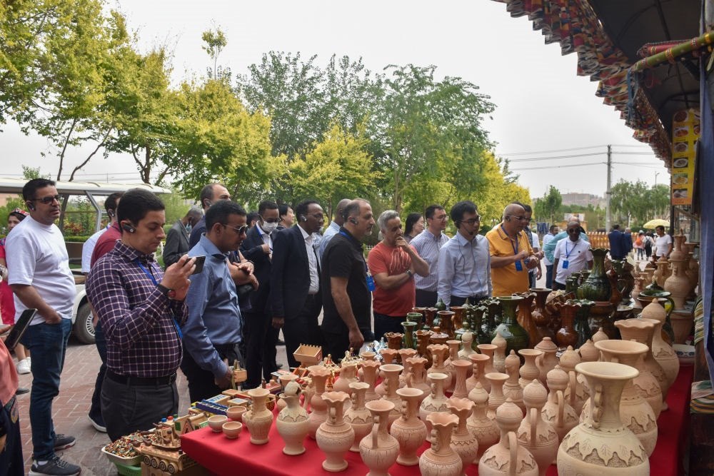 2023年5月31日，阿拉伯國家聯(lián)盟代表團(tuán)一行在新疆喀什古城參觀訪問。新華社記者 高晗 攝