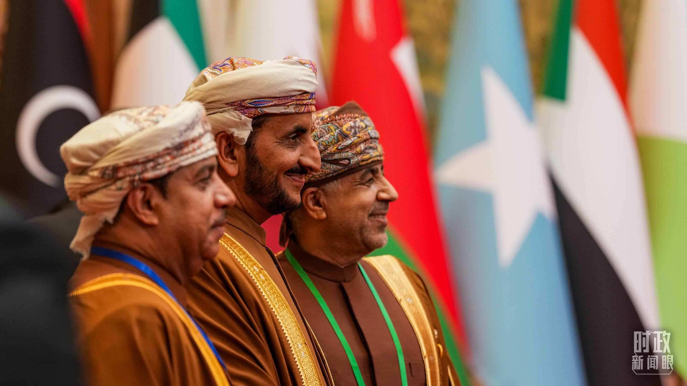 △與會代表在現(xiàn)場合影留念。（總臺國廣記者李晉拍攝）