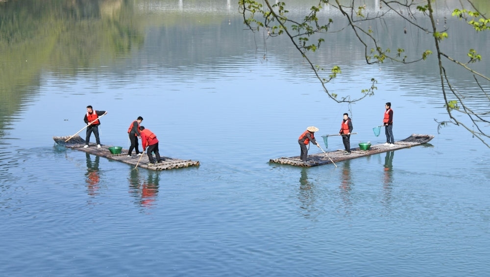 浙江省臺(tái)州市仙居縣步路鄉(xiāng)黨員志愿者與河長一起在永安溪巡河護(hù)水，清理雜物垃圾（2024年3月20日攝）。新華社發(fā)（王華斌攝）
