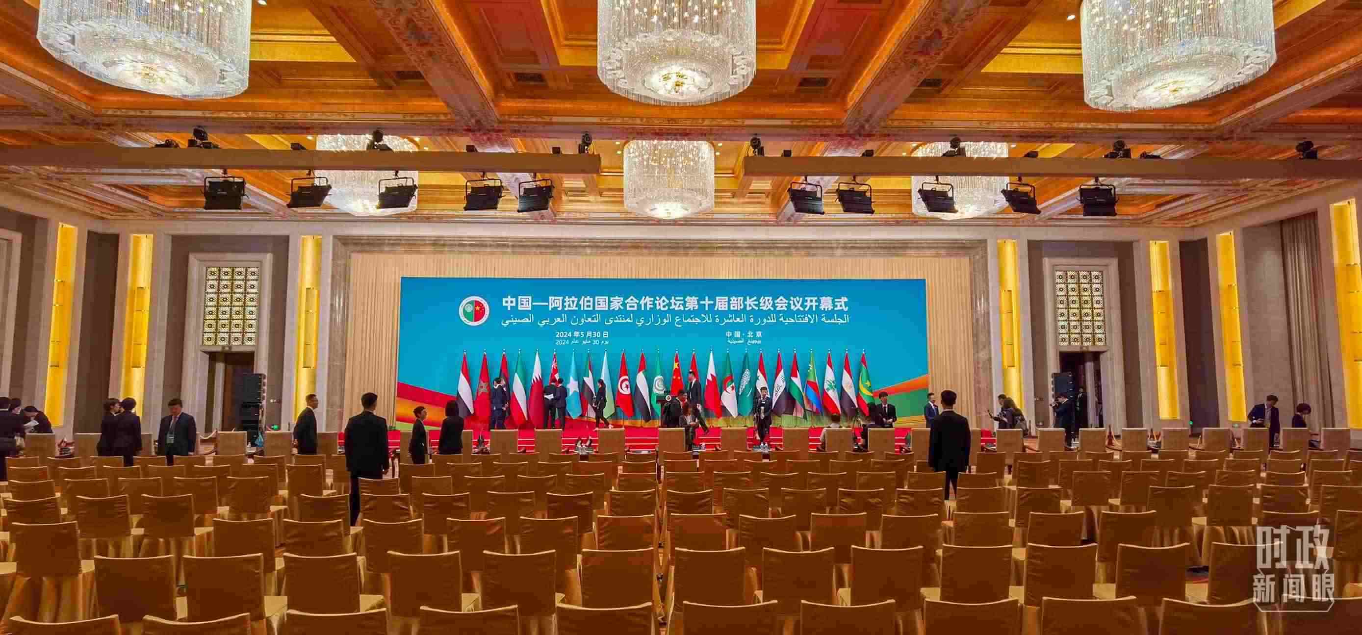 △會議開始前，現(xiàn)場正在進行各項準備工作。（總臺央視記者郭鴻拍攝）