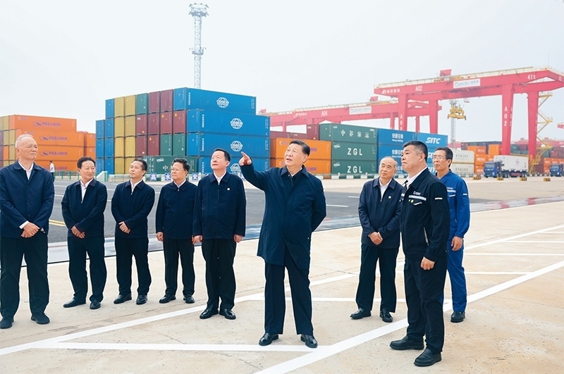 2024年5月22日至24日，中共中央總書記、國家主席、中央軍委主席習(xí)近平在山東考察。這是22日下午，習(xí)近平在日照港察看全自動化集裝箱碼頭作業(yè)場景。 新華社記者 鞠鵬/攝