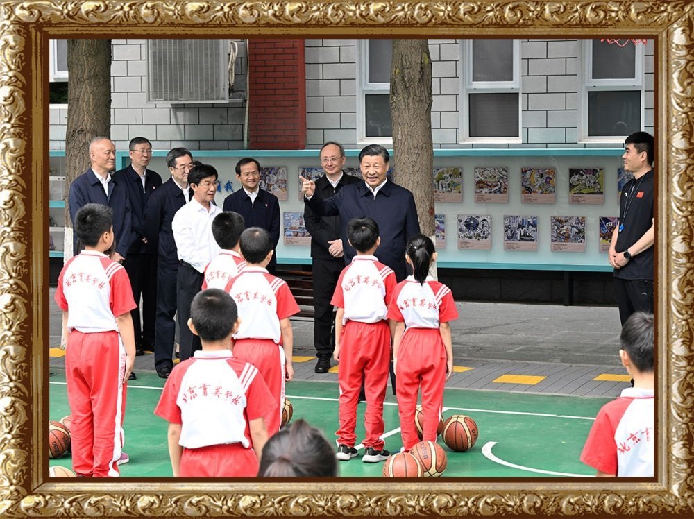 2023年5月31日上午，習(xí)近平總書(shū)記來(lái)到北京育英學(xué)?？赐繂?wèn)師生，在籃球場(chǎng)同正在上體育課的小學(xué)生們親切交流。習(xí)近平親切地說(shuō)：“現(xiàn)在生活條件好了，孩子們不是要吃得胖胖的，而是要長(zhǎng)得壯壯的、練得棒棒的?！? width=