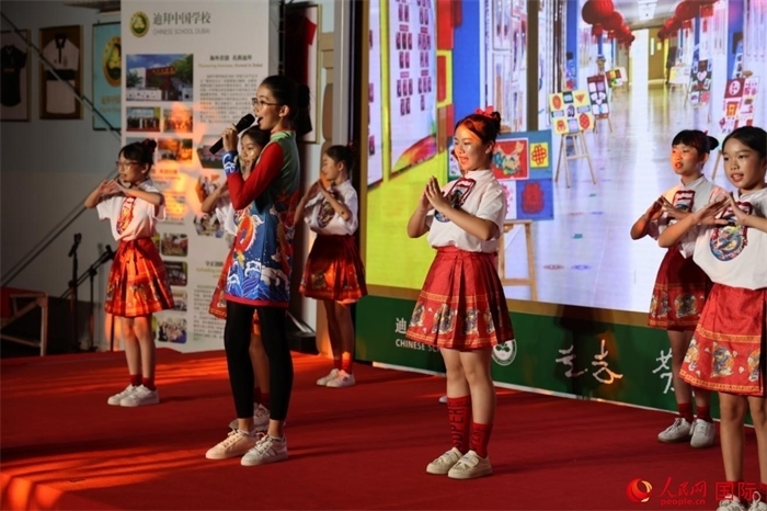 活動(dòng)上，孩子們表演原創(chuàng)歌舞節(jié)目。人民網(wǎng)記者 張志文攝