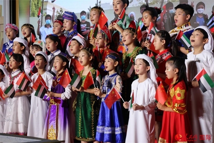 活動(dòng)上，身著中阿傳統(tǒng)服飾的孩子們共唱歌曲，表達(dá)對(duì)美好未來的向往。人民網(wǎng)記者 張志文攝