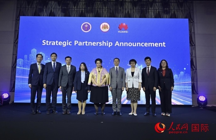 數(shù)字人才峰會現(xiàn)場。左五為泰國高等教育、科學(xué)、研究和創(chuàng)新部長素巴瑪·伊沙拉帕迪，右三中國駐泰國大使館教育參贊許蘭，右四為華為泰國技術(shù)有限公司總經(jīng)理李雄偉。人民網(wǎng)記者 簡承淵攝