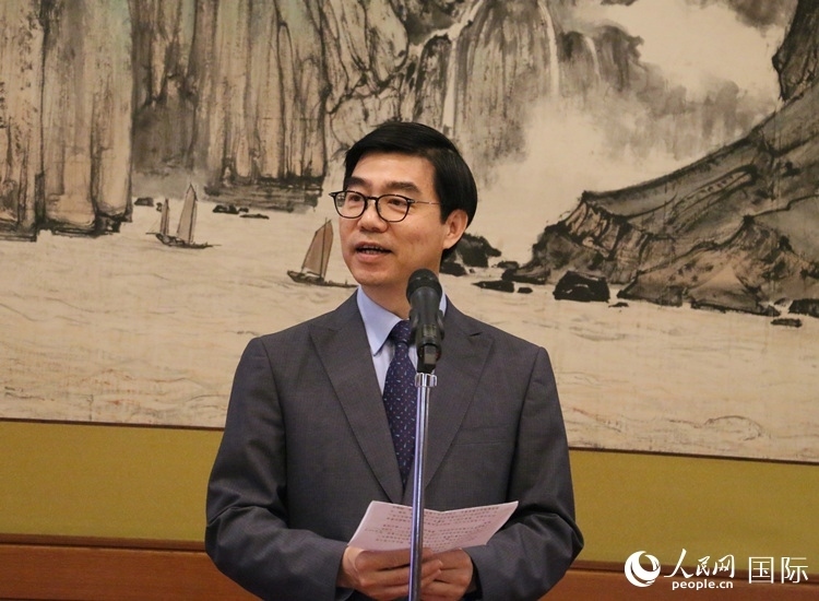 中國駐日本大使館施泳公使致辭。人民網(wǎng) 許可攝