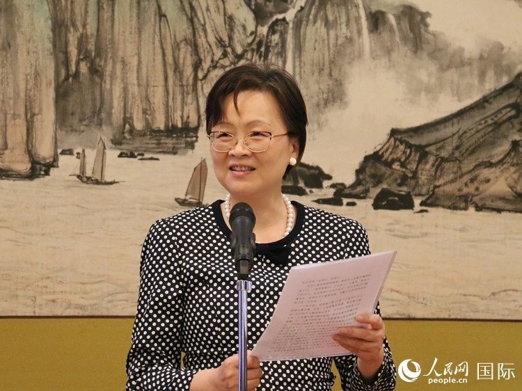 大使夫人丁玥致辭。人民網(wǎng) 許可攝