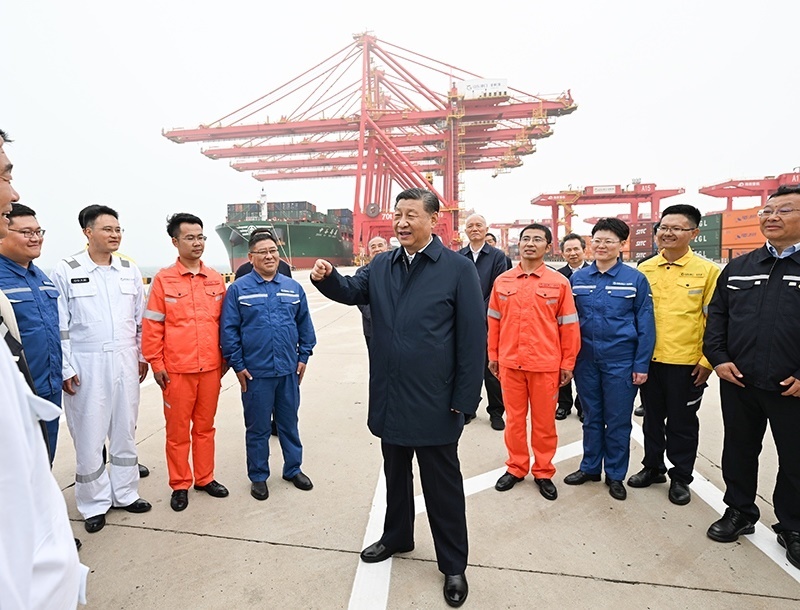 △2024年5月22日，習(xí)近平總書記在山東省日照港親切慰問港口科技工作者、運營人員、航運人員。