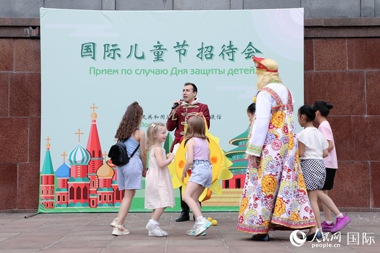 中俄兩國小朋友共同參與互動游戲。人民網(wǎng)記者 隋鑫攝