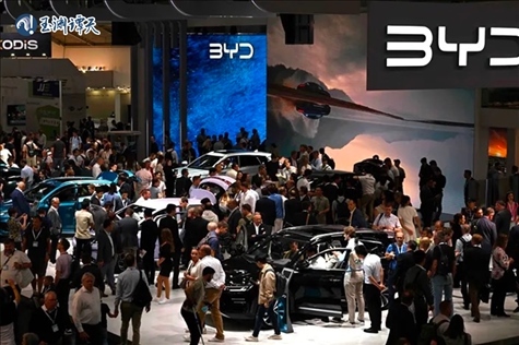 中國(guó)新能源汽車(chē)亮相德國(guó)車(chē)展，引發(fā)圍觀