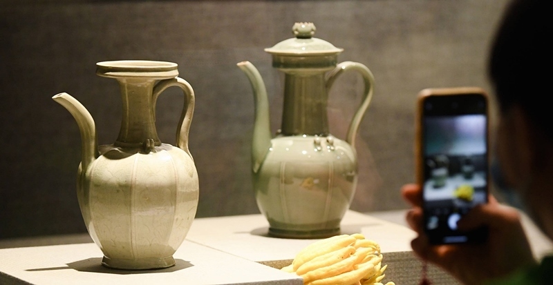 2021年9月14日，浙江省博物館，觀眾在拍攝北宋龍泉窯執(zhí)壺（左）和龍泉青瓷藝人劉杰制作的執(zhí)壺。