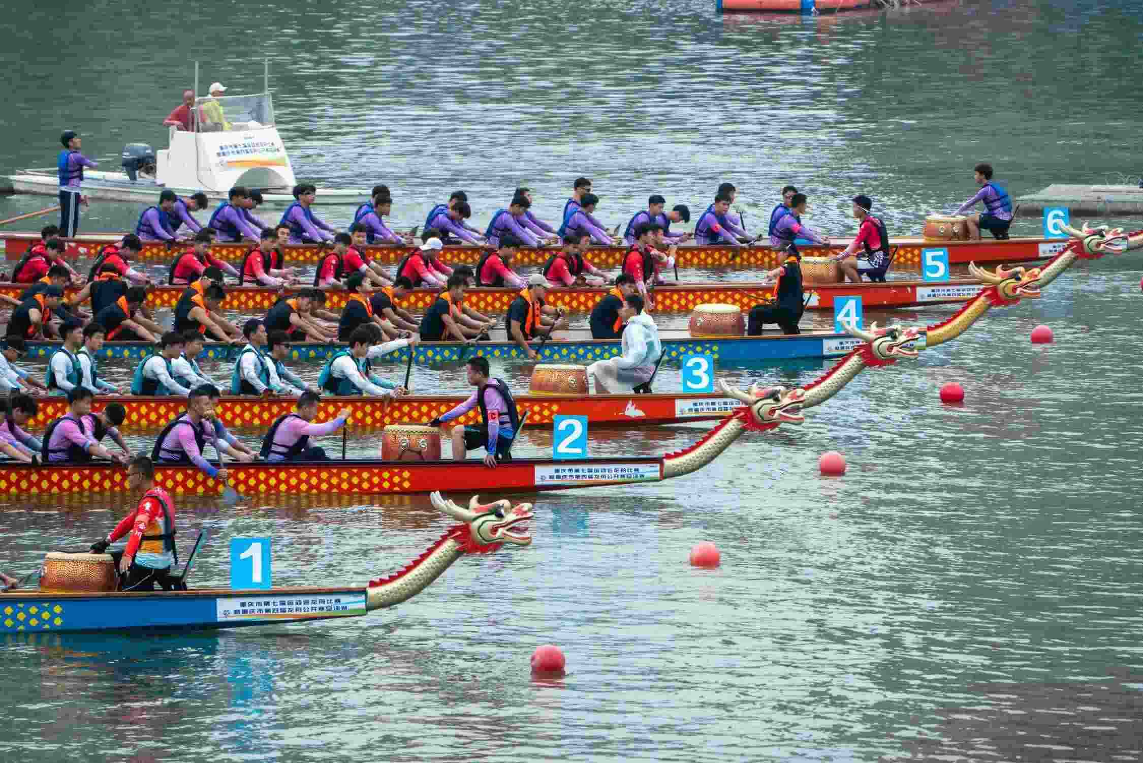 重慶:龍舟競(jìng)渡迎端午 (圖片來(lái)源:視覺(jué)中國(guó))