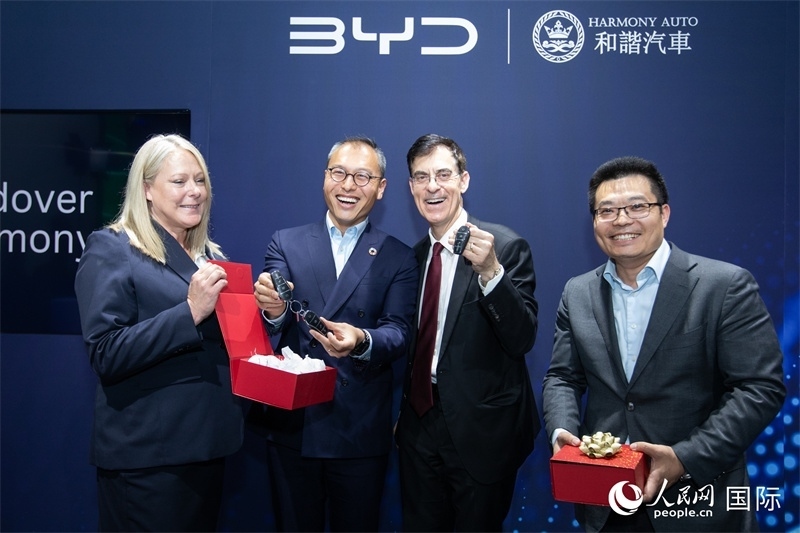 兩位英國(guó)消費(fèi)者獲得新車鑰匙。人民網(wǎng)記者 許立群攝影