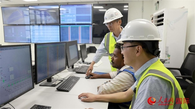 工作人員進行倒送電準備。人民網(wǎng)記者 管克江攝