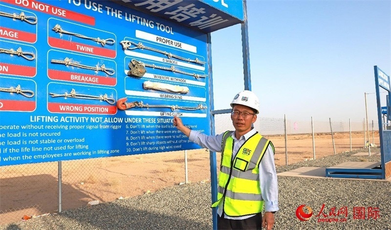 中國能建國際工程公司副總經(jīng)理兼阿爾舒巴赫電站項目經(jīng)理熊高峽展示安全培訓中心設施。人民網(wǎng)記者 管克江攝