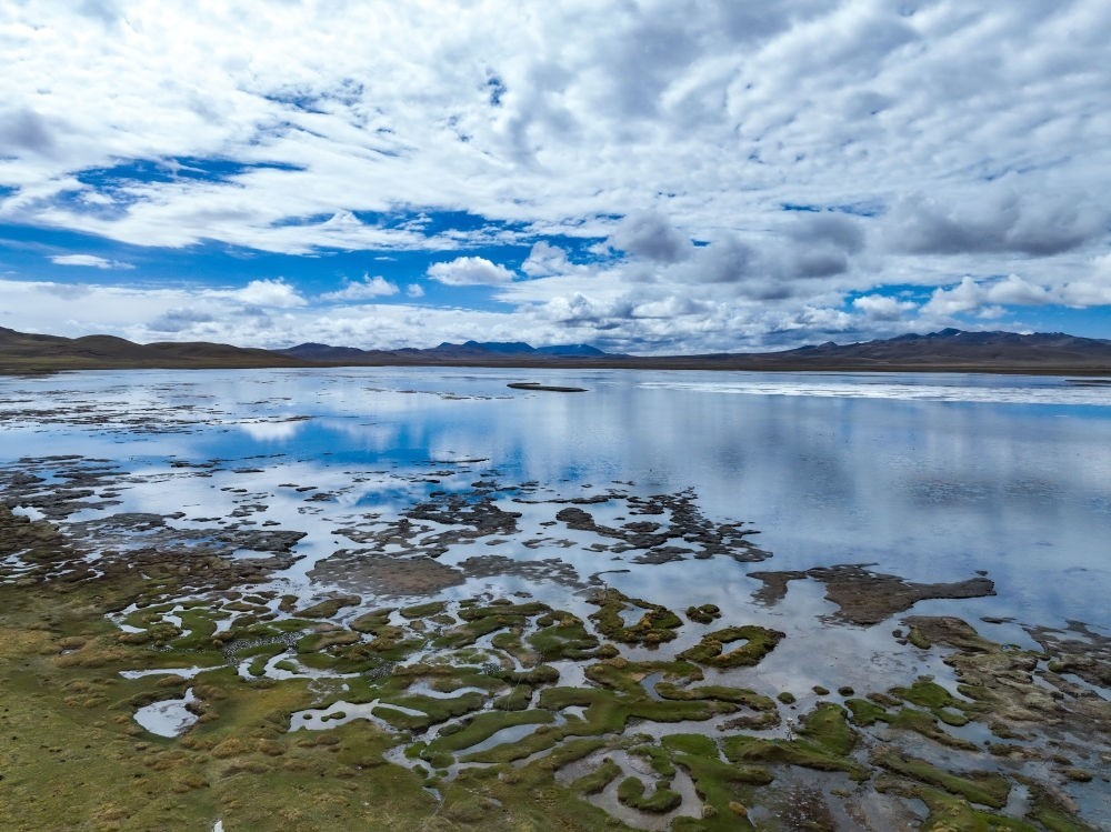 這是2024年5月26日在長江源頭地區(qū)拍攝的班德湖一角（無人機照片）。新華社記者 張龍 攝