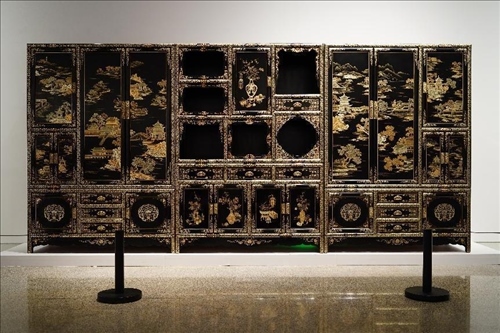 2023年7月9日，北京，中國工藝美術館·中國非物質文化遺產(chǎn)館，“山西特色專業(yè)鎮(zhèn)·平遙非遺雙寶中華行”展覽展出的推光漆器作品。