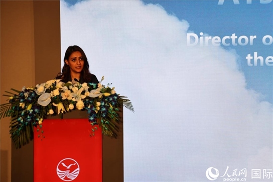 阿聯(lián)酋經(jīng)濟(jì)部旅游司司長(zhǎng)艾莎·阿菲菲致辭。人民網(wǎng)記者張志文攝