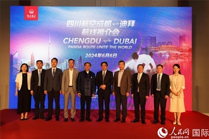 與會(huì)嘉賓合影留念。人民網(wǎng)記者張志文攝