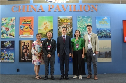 相關(guān)公司代表與中國駐里約熱內(nèi)盧總領(lǐng)館商務(wù)參贊敬艷輝在中國聯(lián)合展臺前合影。中廣國際公司供圖